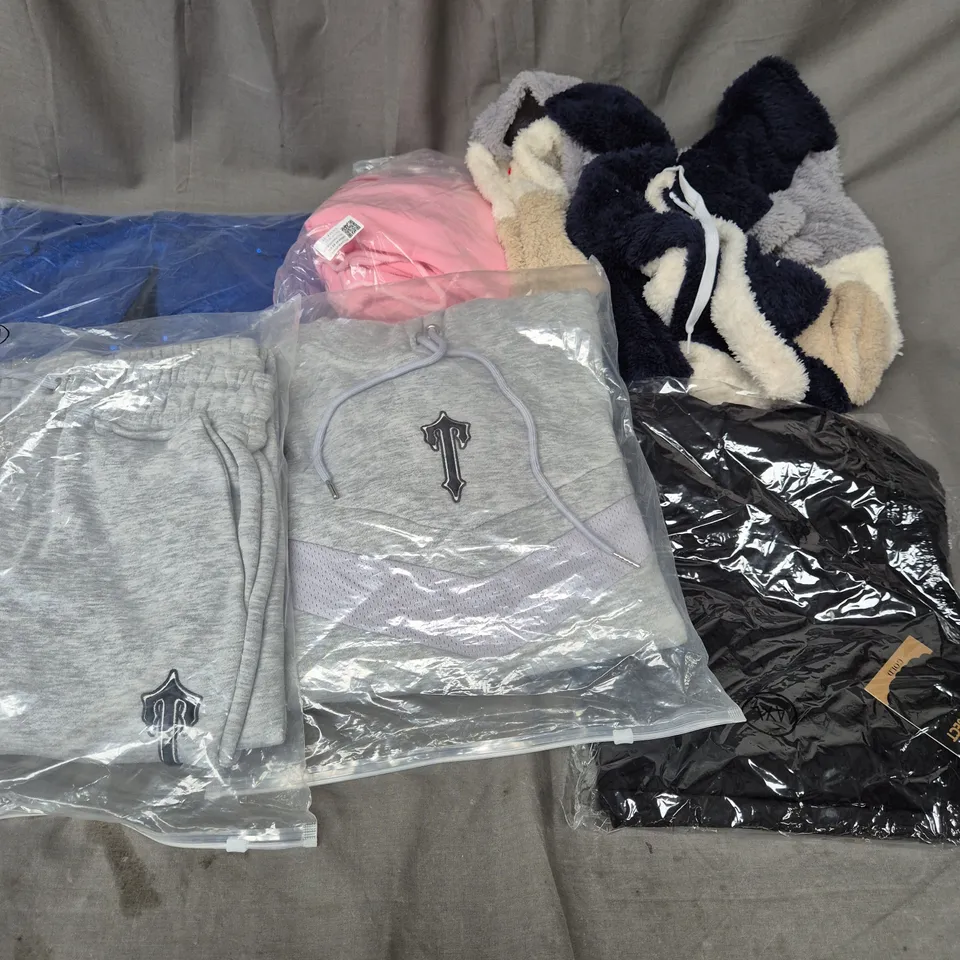 APPROXIMATELY 20 ASSORTED CLOTHING ITEMS IN VARIOUS SIZES AND STYLES TO INCLUDE - TRACKSUIT, DRESS, JACKET, ETC 