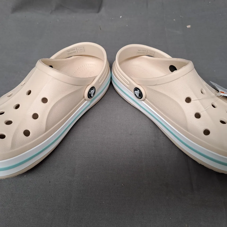 PAIR OF CROCS BAYABAND KIDS CLOGS IN CREAM UK SIZE J2