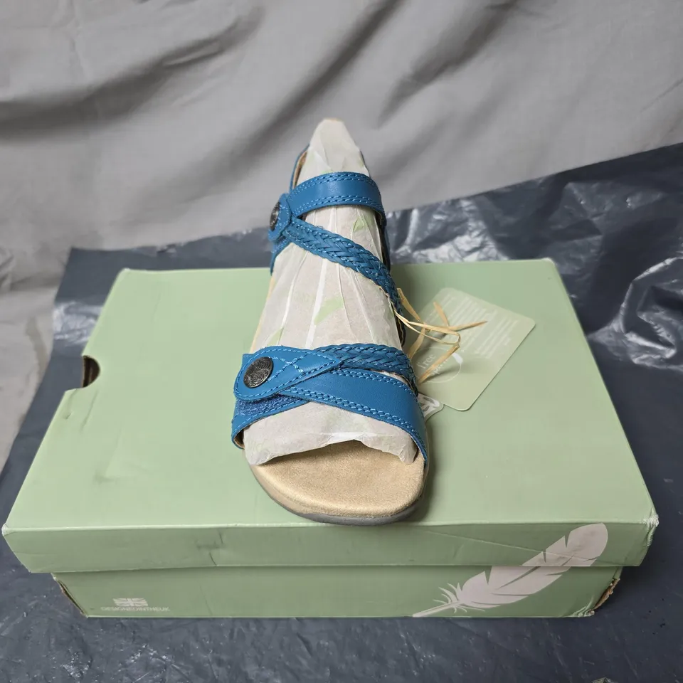 FREE SPIRIT BLUE LEATHER SANDALS SIZE 5