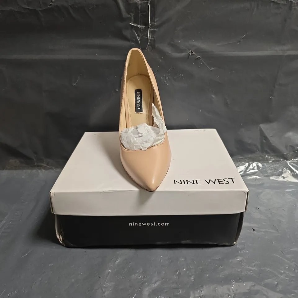 BOXED PAIR OF NINE WEST POINTED TOE STILETTO HEELS IN NATURAL SIZE 5.5