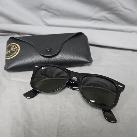 RAY-BAN CLASSIC WAYFARER SUNGLASSES - BLACK