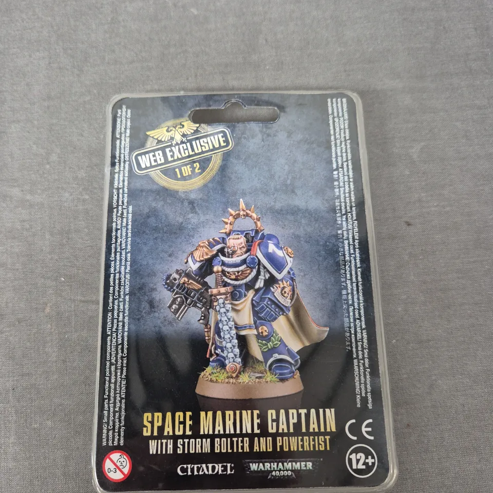 WARHAMMER 40,000 SPACE MARINE CAPTAIN WITH STORM BOLTER AND POWERFIST