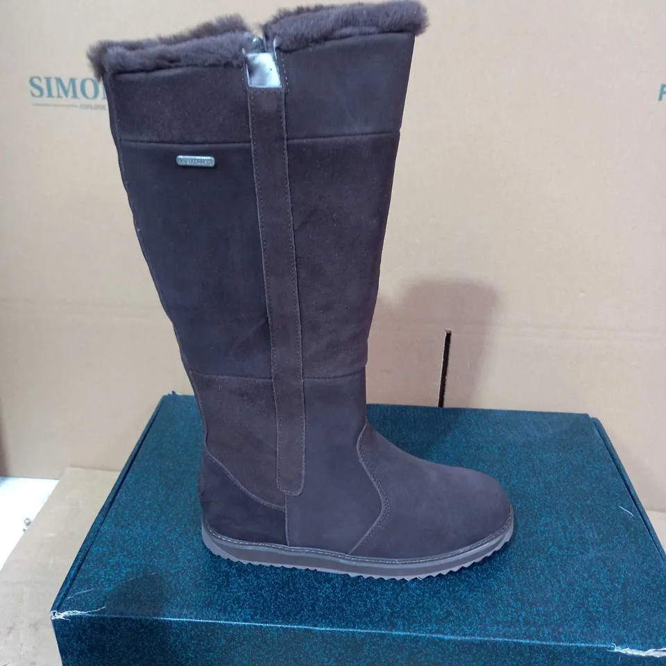 BOXED PAIR OF EMU AUSTRALIA BOOTS - SIZE M7