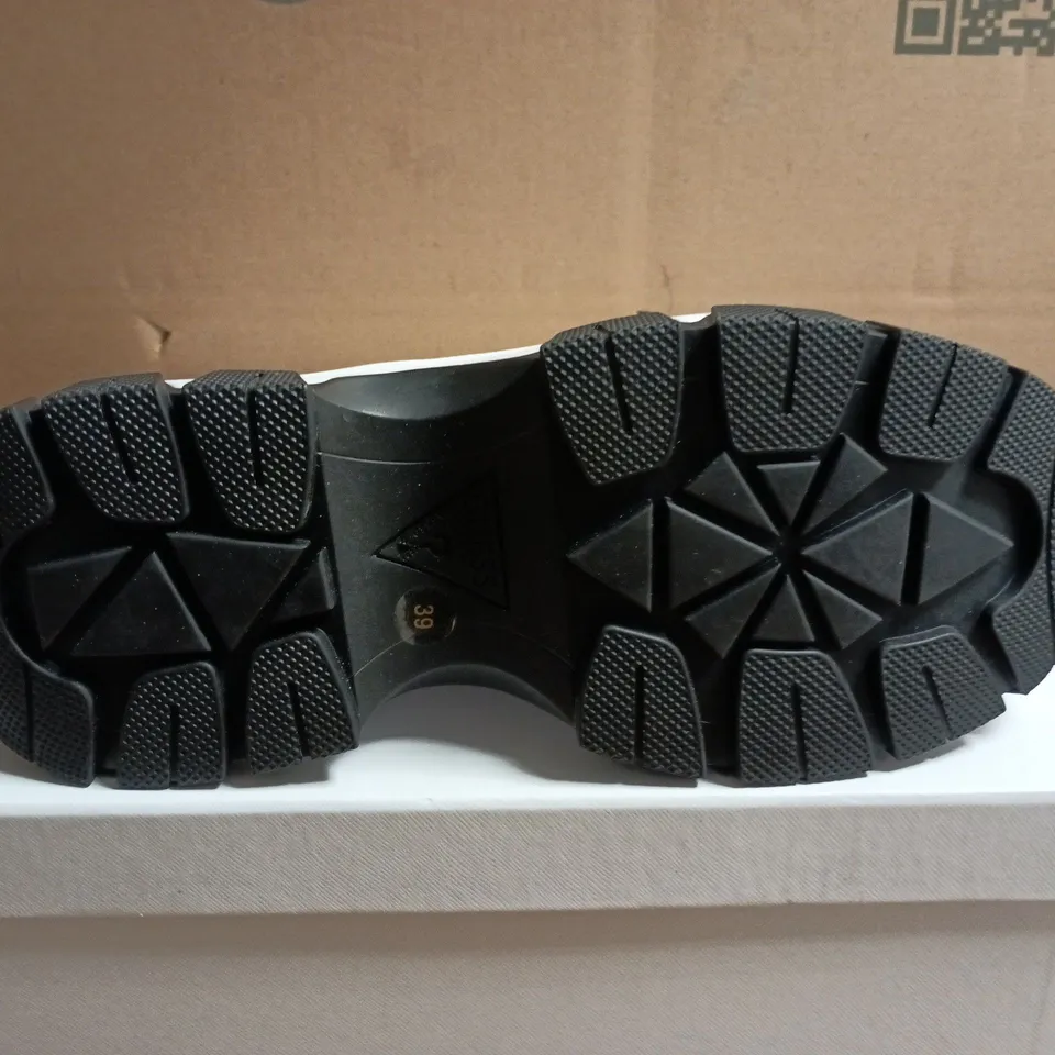 BOXED PAIR OF GUESS WHITE & BLACK CHUNKY TRAINERS – UK 6 