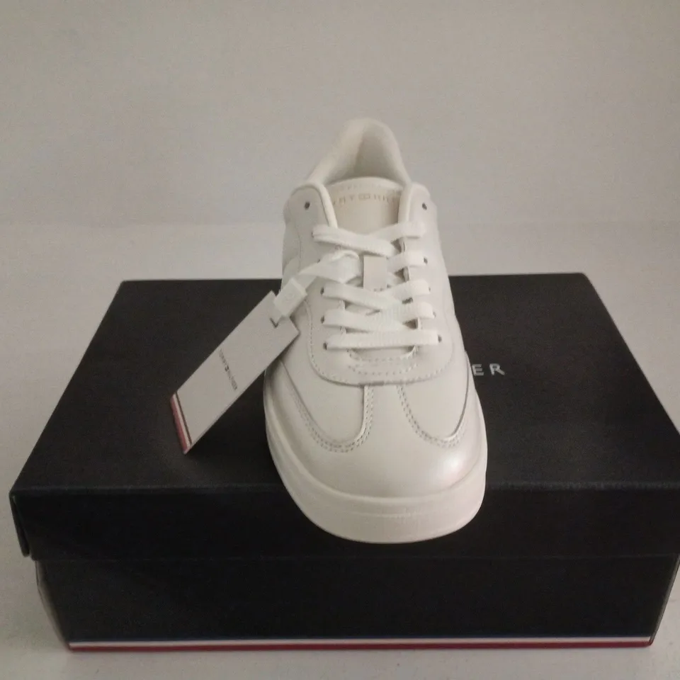 TOMMY HILFIGER HERITAGE SHINY SNEAKER UK 5 BOXED