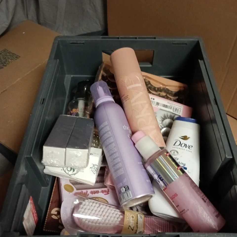 APPROXIMATELY 20 ASSORTED COSMETIC ITEMS INCLUDING THE DREAM COLLECTION SHOWER FOAM , ARKIVE DRY SHAMPOO AND DOVE BODY WASH 