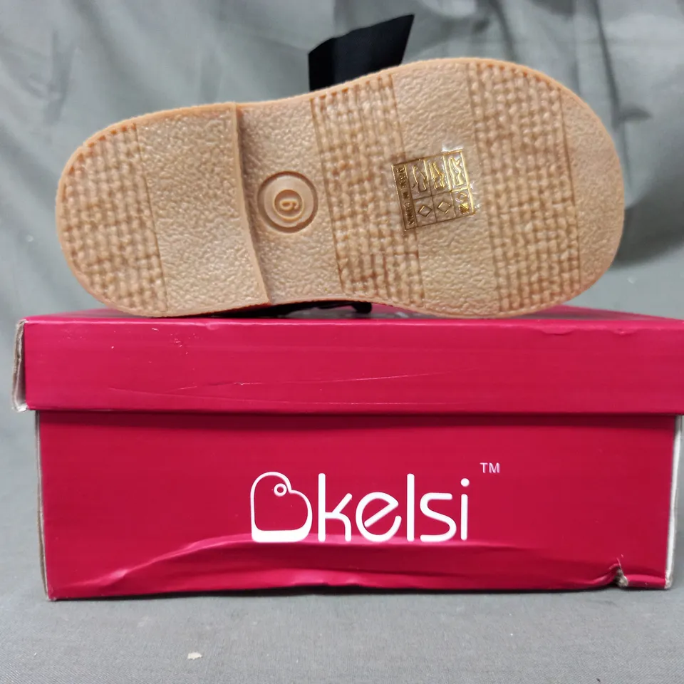 BOXED PAIR OF KELSI KIDS SHOES IN BLACK SIZE 6