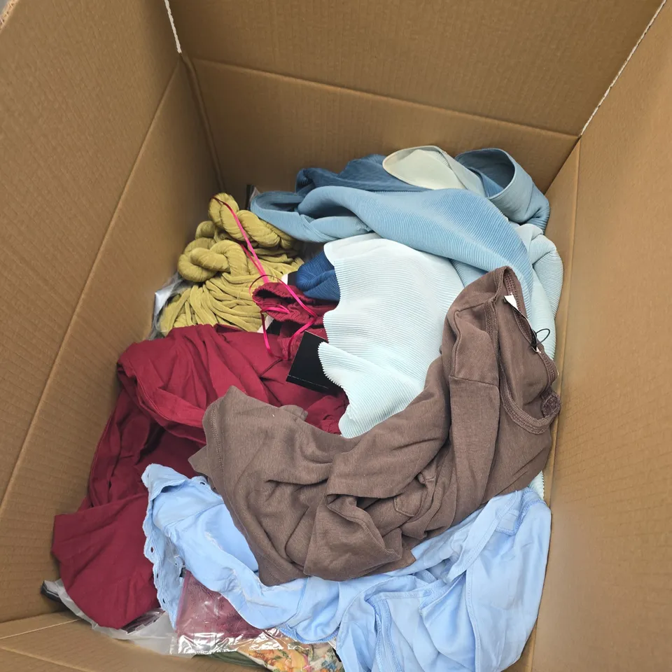 BOX OF APPROXIMATELY 30 ASSORTED CLOTHING ITEMS TO INCLUDE PRIMARK ETC