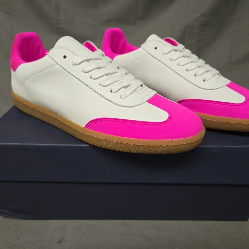 BOXED PAIR OF NICKI HOYNE SPORTY TRAINERS IN WHITE/PINK EU SIZE 41