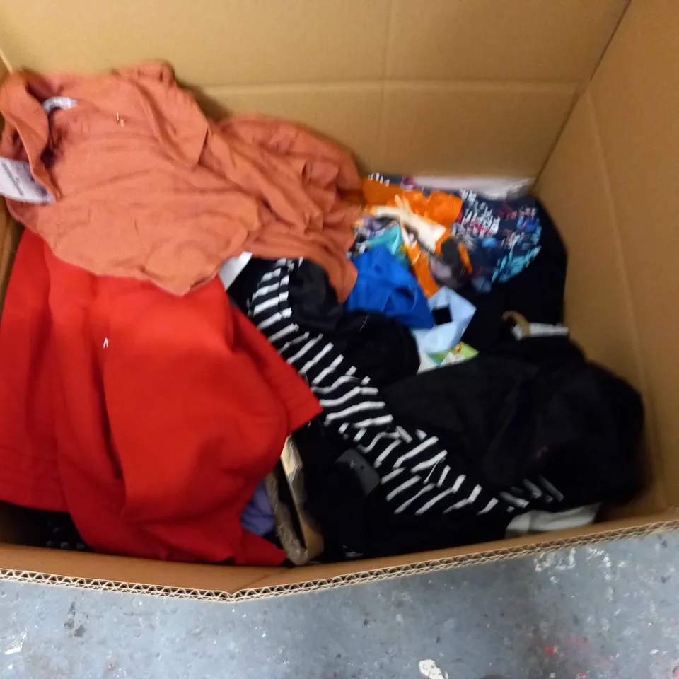 LARGE QUANTITY OF ASSORTED CLOTHING ITEMS TO INCLUDE NEW LOOK, BOOHOO AND WAREHOUSE