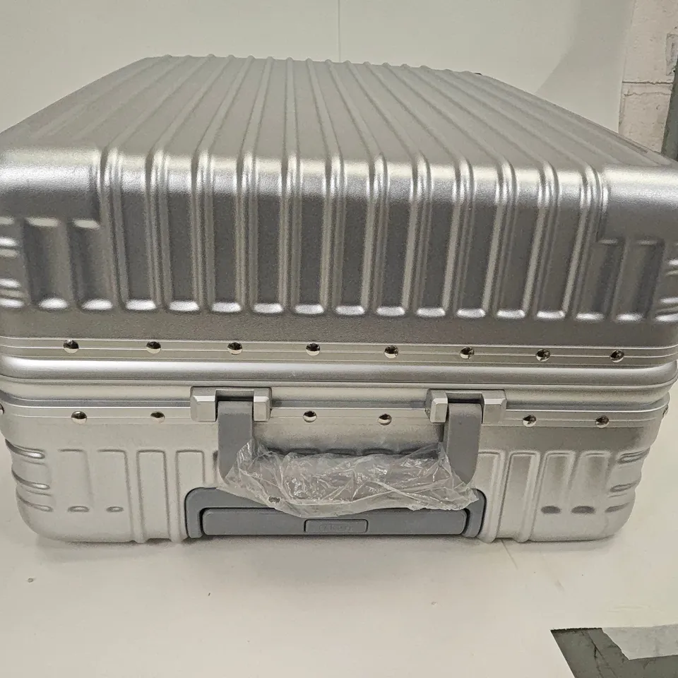 FLIGHT KNIGHT SILVER HARD SHELLED WHEELED LUGGAGE CASE WITH LOCKS
