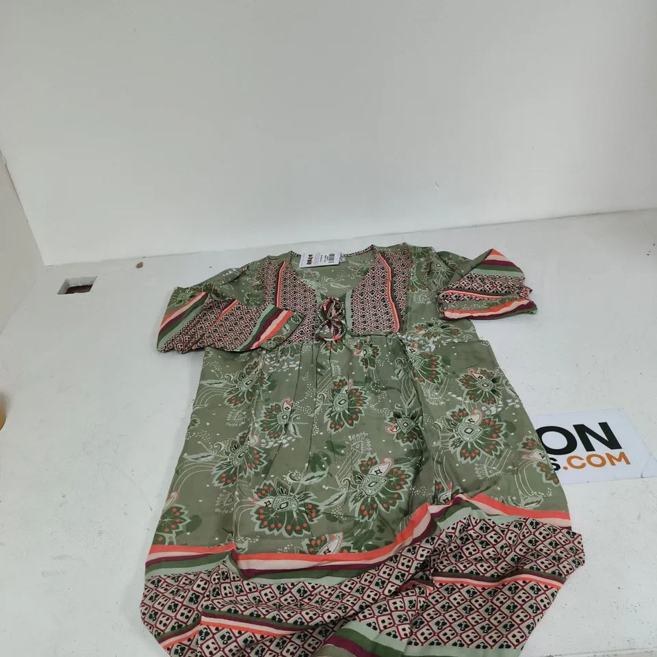 BOX OF APPROXIMATELY 30 ASSORTED CLOTHING ITEMS TO INCLUDE: TAMSY BLOUSE