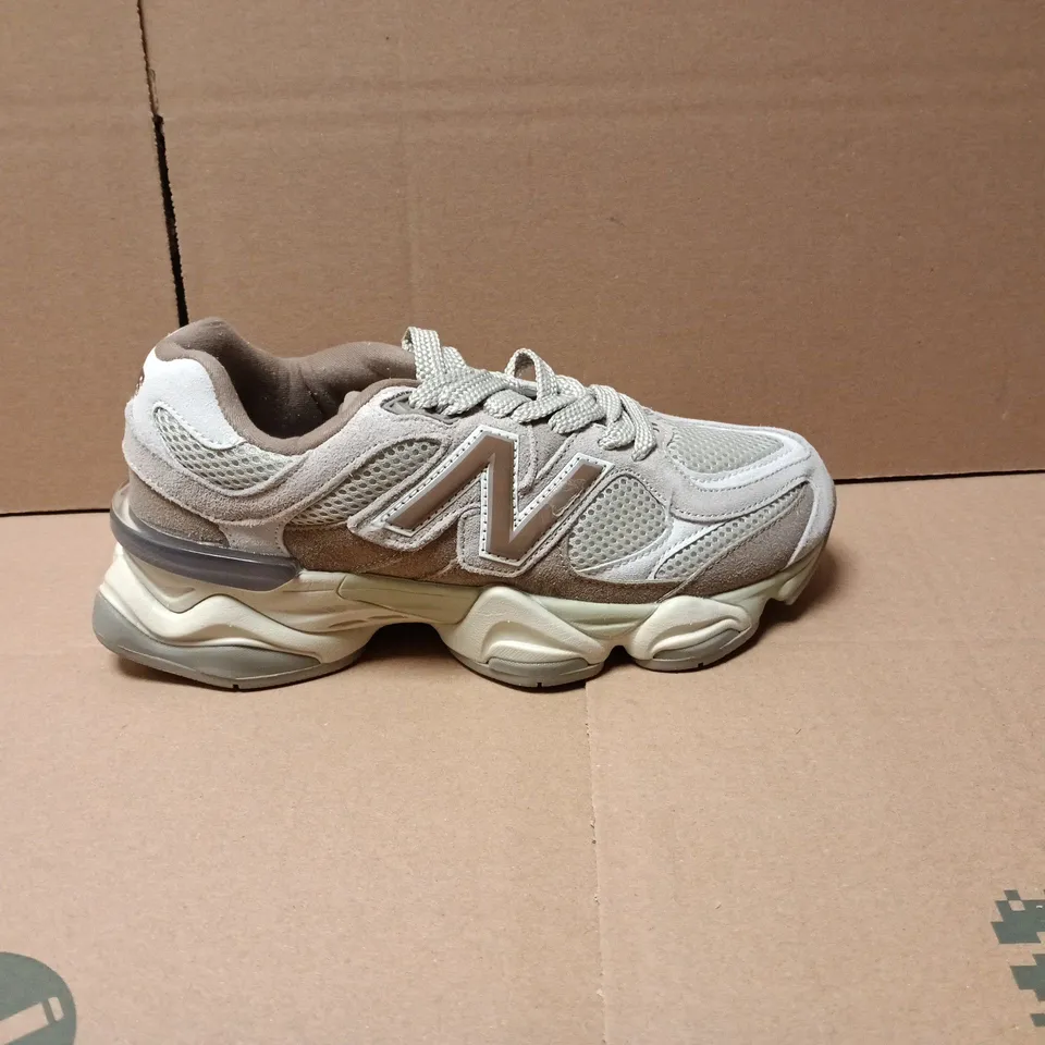 NEW BALANCE RUNNING TRAINERS IN NATURAL - UK 5