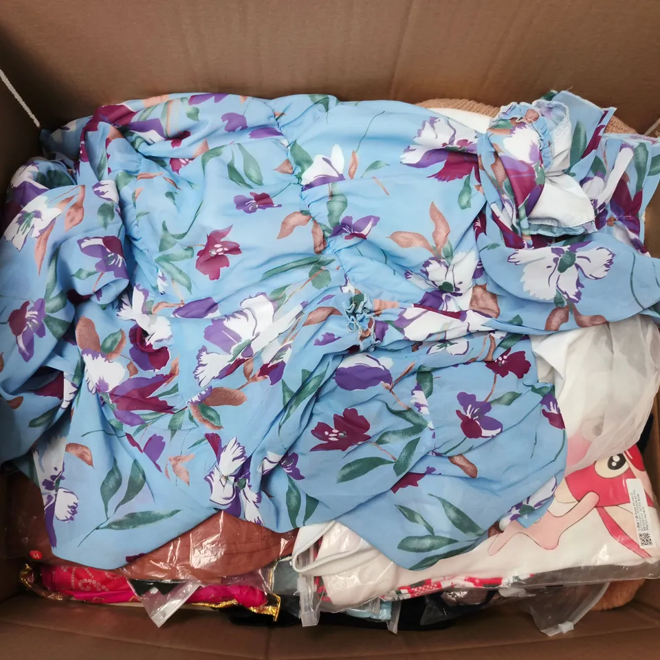 APPROXIMATELY 25 ASSORTED CLOTHING ITEMS IN VARIOUS SIZES, STYLES & COLOURS TO INCLUDE BRANDS SUCH AS NEW LOOK, CYBERJAMMIES, PINK VANILLA, ETC - COLLECTION ONLY