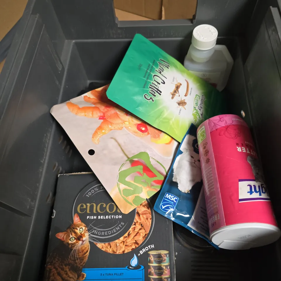 APPROXIMATELY 8 ASSORTED PET ITEMS INCLUDING FELIGHT CAT LITTER AND GOURMET PERLE CAT FOOD