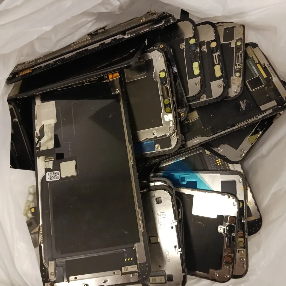 APPROXIMATELY 40 REPLACEMENT SCREENS FOR ASSORTED SMARTPHONE MODELS 