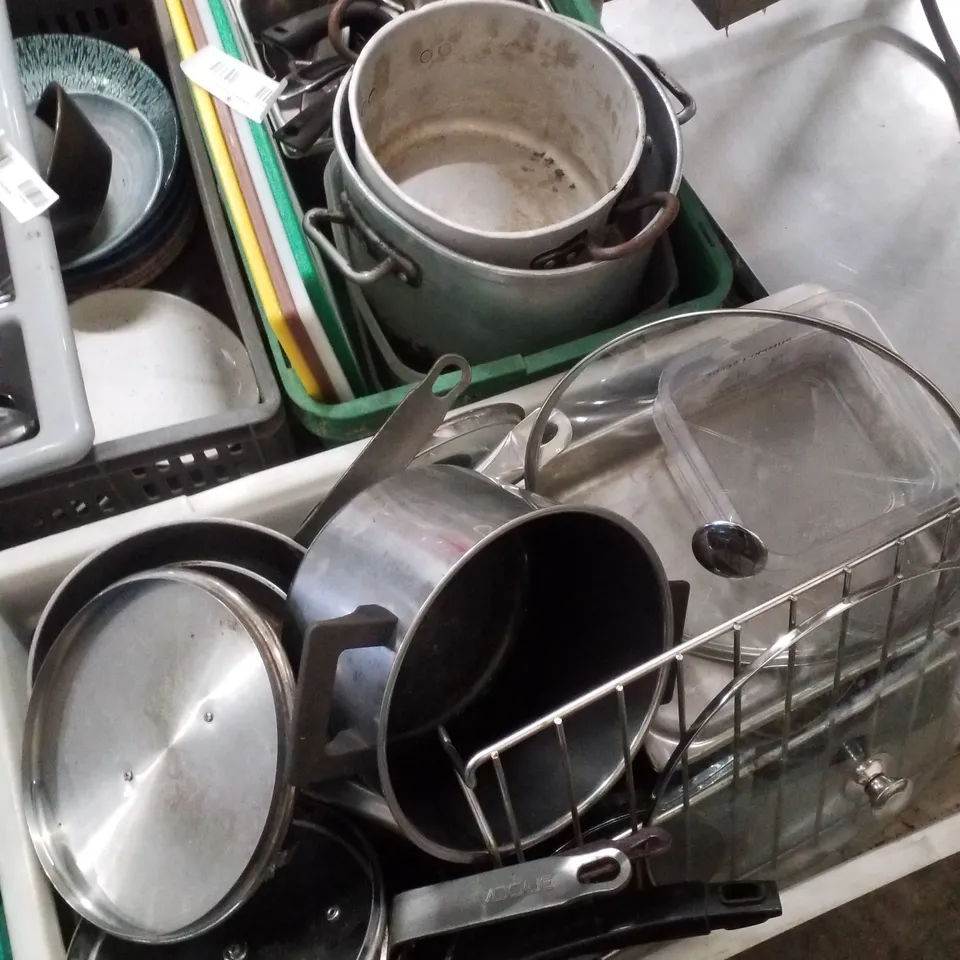 PALLET CONTAINING ASSORTED POTS, PANS, CHOPPING BOARDS, PLATES & CUTLERY SETS