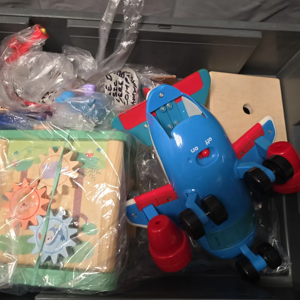 APPROXIMATELY 8 ASSORTED TOYS & GAMES PRODUCTS TO INCLUDE TECH DECK, HAPPY LAND TOY PLANE, FIGURES, ETC
