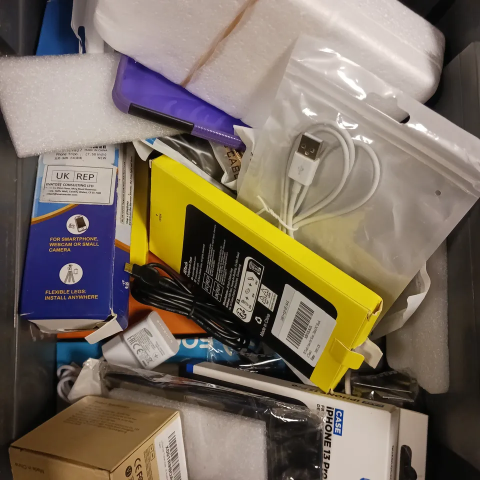APPROXIMATELY 20 ASSORTED SMARTPHONE ACCESSORIES TO INCLUDE PROTECTIVE CASES, CHARGING CABLES, SCREEN PROTECTORS ETC 