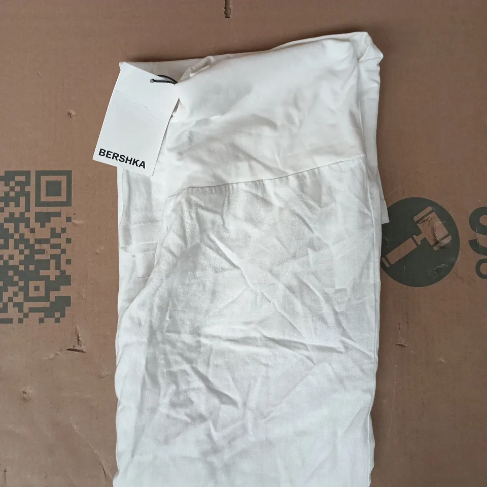 BERSHKA PANTS IN WHITE SIZE LARGE