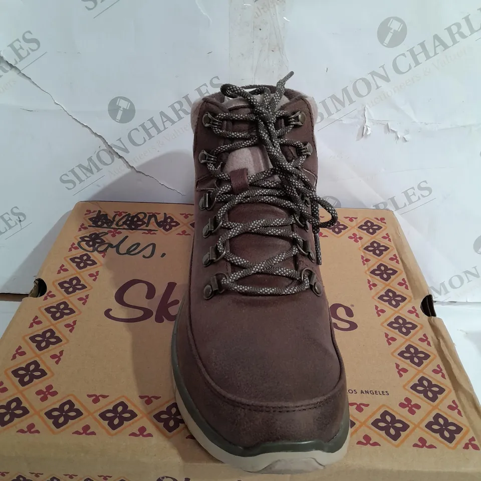 BOXED SKETCHERS WARM BOOTS, BROWN - SIZE 7 