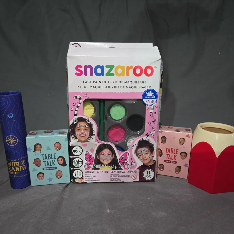 BOX OF APPROX 12 ASSORTED TOYS TO INCLUDE - SNAZAROO FACE PAINT , TABLE TALK , PENCIL HOLDER ETC