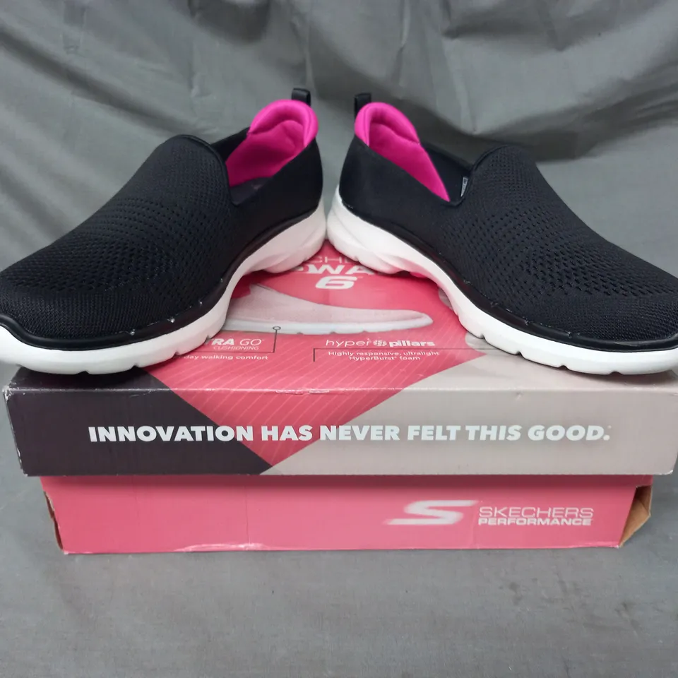 BOXED PAIR OF SKECHERS GO WALK 6 SLIP-ON SHOES IN BLACK SIZE 6