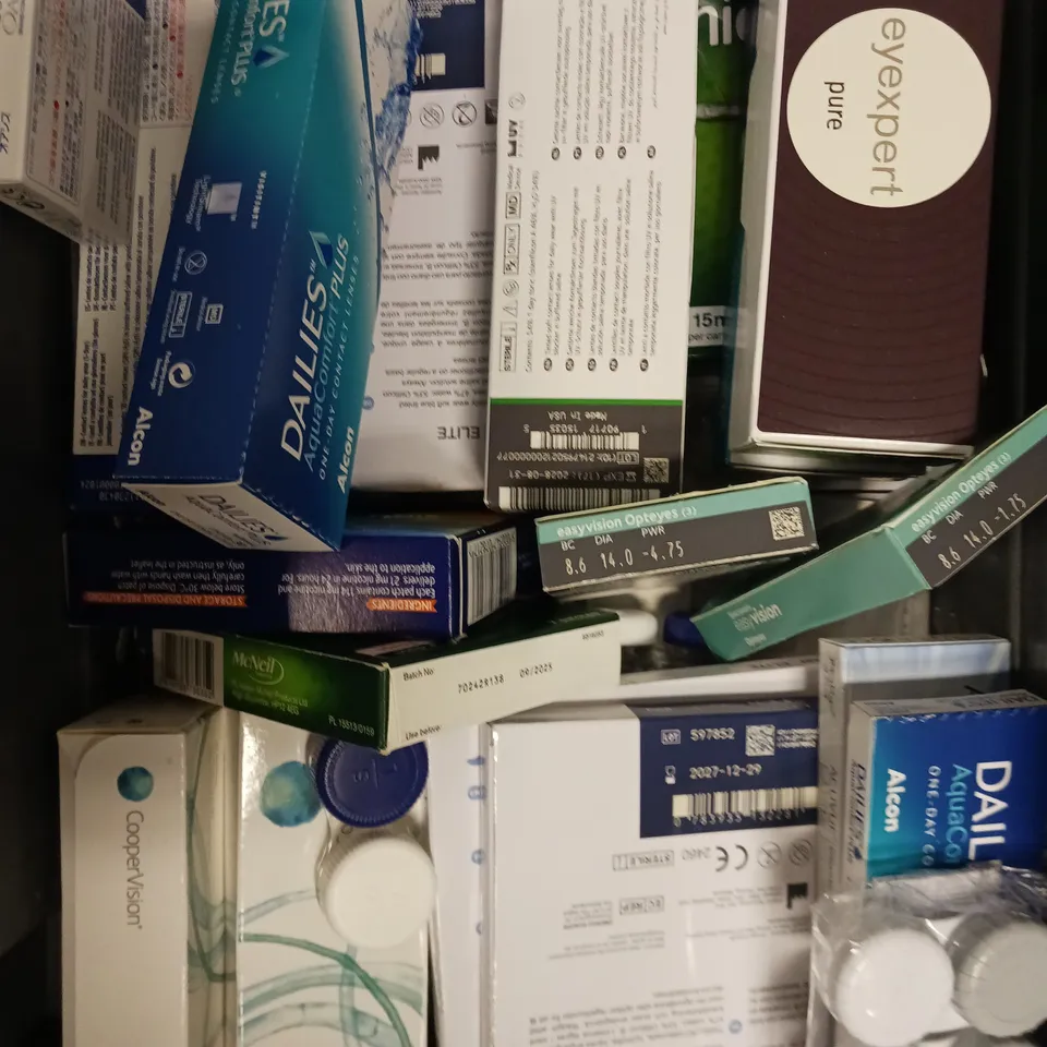 APPROXIMATELY 30 ASSORTED CONTACT LENS PRODUCTS & ACCESSORIES TO INCLUDE SOLUTION, CONTAINERS, LENSES ETC 
