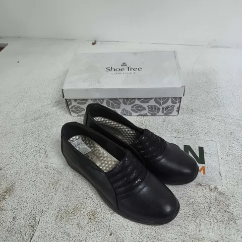 UK 8 SHOE TREE COMFORT IRENE BLACK SLIP-ON SHOES – BOXED
