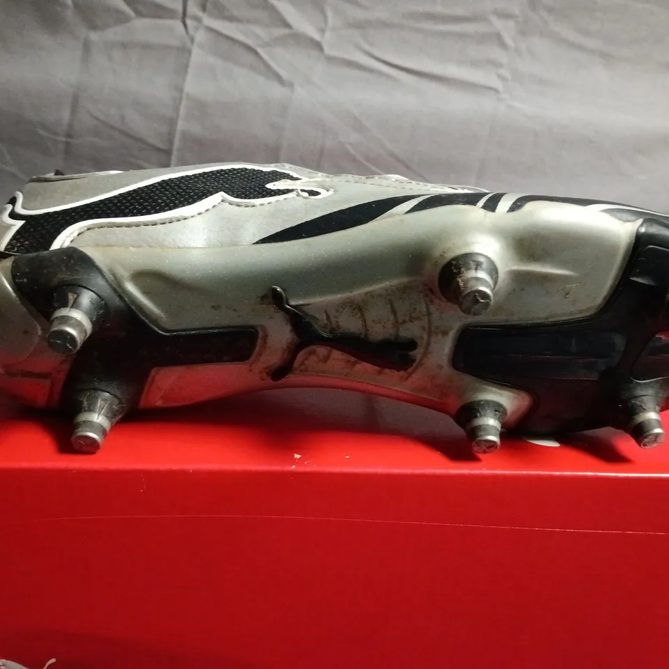 BOXED PAIR OF PUMA FOOTBALL BOOTS – UK SIZE 8