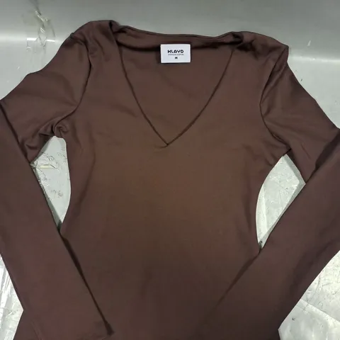 KLAYD V-NECK TOP IN BROWN SIZE MEDIUM