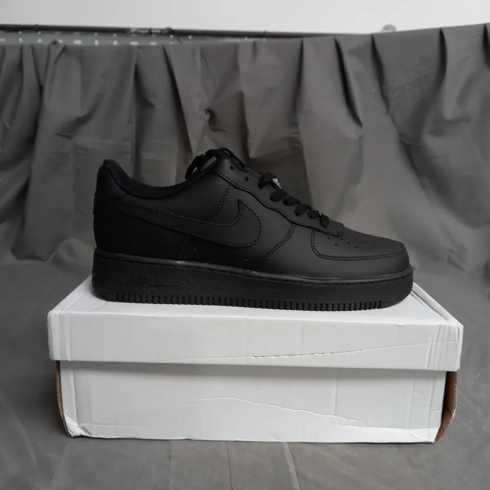 BOXED PAIR OF NIKE BLACK AIR FORCE '07 SIZE 8