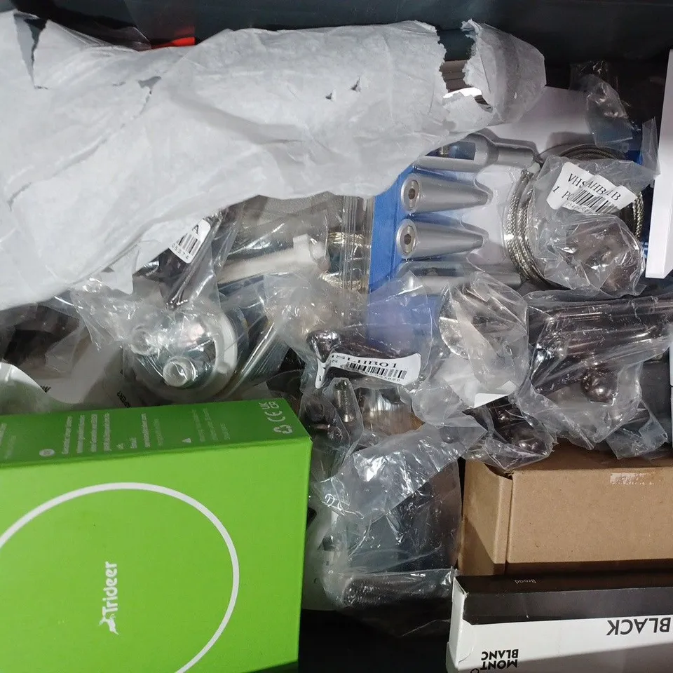 APPROXIMATELY 10 ASSORTED HOUSEHOLD ITEMS TO INCLUDE RISEMART DIAGNOSTIC PENLIGHT, TOPNIKE CABLE DISPLAY SYSTEM, ANTHINA SET OF COASTERS, ETC