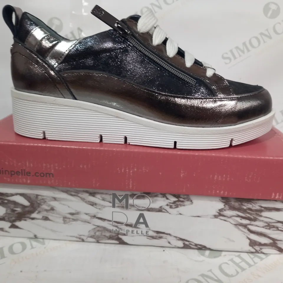 BOXED PAIR OF MODA IN PELLE ALEXY WEDGE TRAINERS IN METALLIC PEWTER COLOUR EU SIZE 36