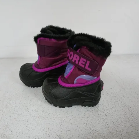BOXED PAIR OF SOREL TODDLER SNOW COMMANDER BOOTS IN PURPPLE/BLACK - UK 4
