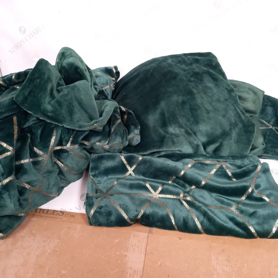 BOXED GREEN PLUSH TEDDY BEAR DUVET SET WITH MATCHING SHEET AND PILLOW CASES - SIZE UNKNOWN