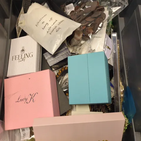 APPROXIMATELY 25 ASSORTED JEWELRY ITEMS INCLUDING RINGS, EAR RINGS, NECKLACES ETC.