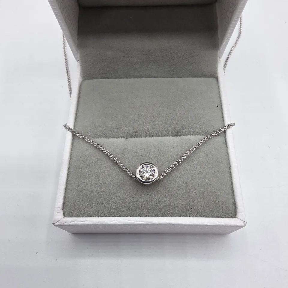 18CT WHITE GOLD SLIDER PENDANT ON CHAIN SET WITH NATURAL DIAMOND