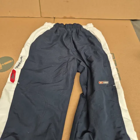 REEBOK NAVY TRACKSUIT BOTTOMS WITH WHITE SIDE STRIPES β SIZE L