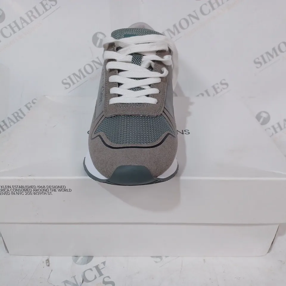 BOXED PAIR OF CALVIN KLEIN TORI REFLEX NYLON/MICROFIBRE TRAINERS IN SILVER/GREY EU SIZE 41