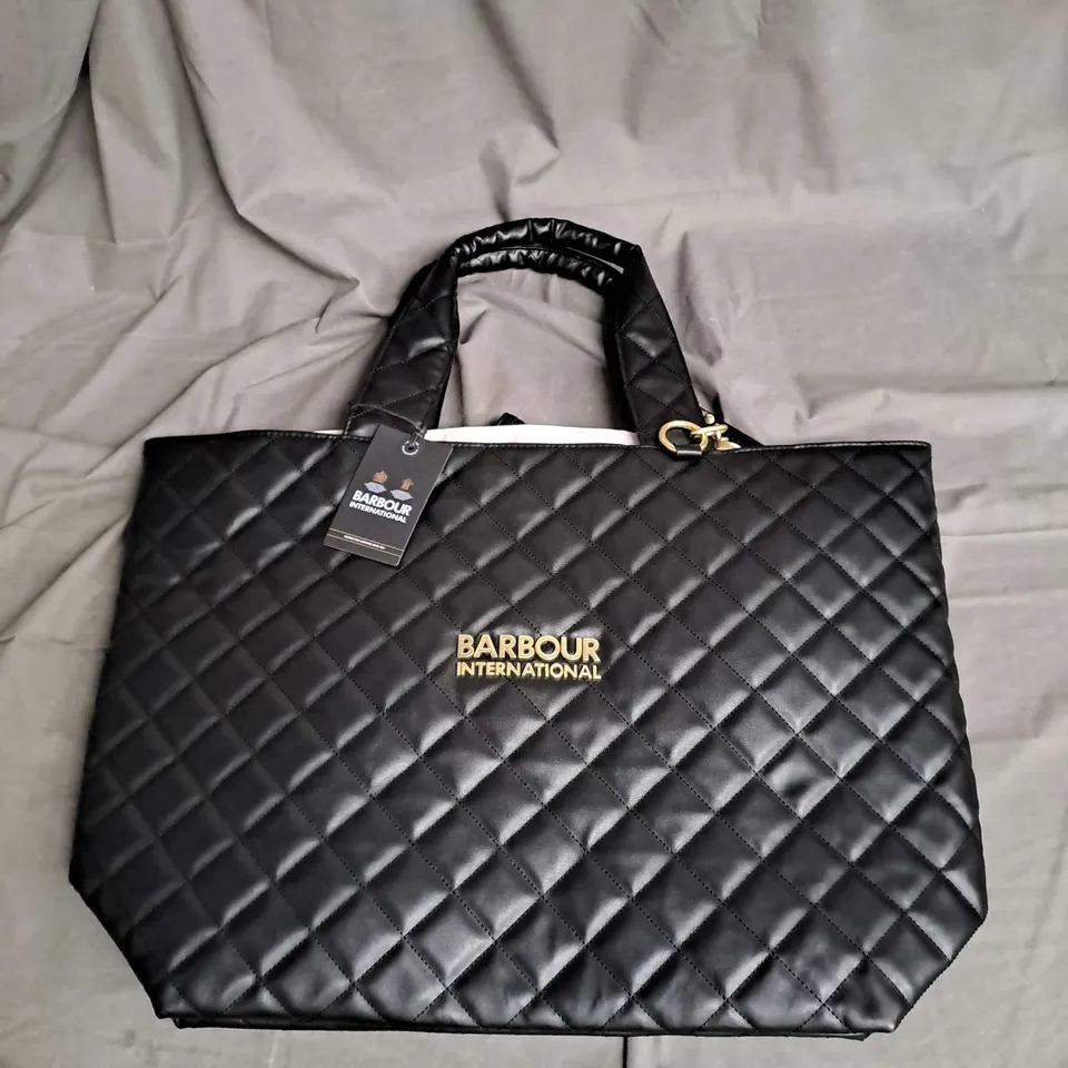 BARBOUR INTERNATIONAL BATTERSEA TOTE BAG IN BLACK ON SIZE