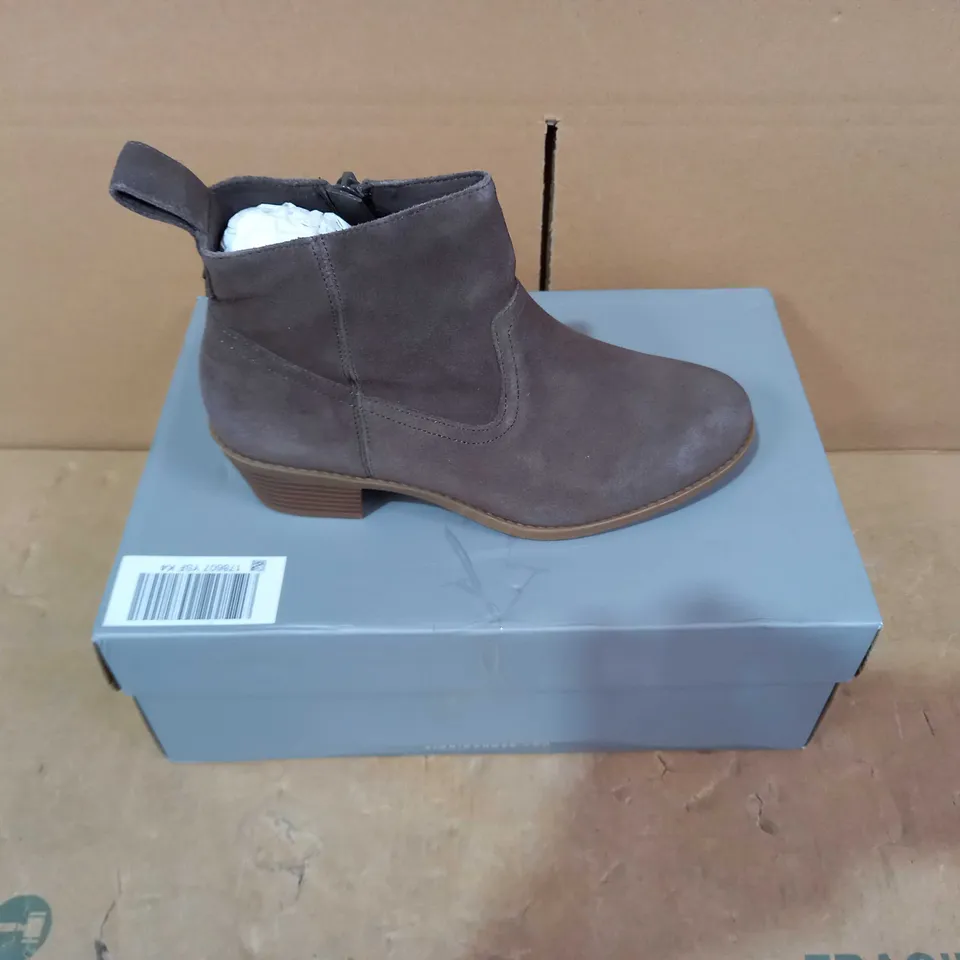 BOXED PAIR OF VIONIC BOOTS - SIZE 4