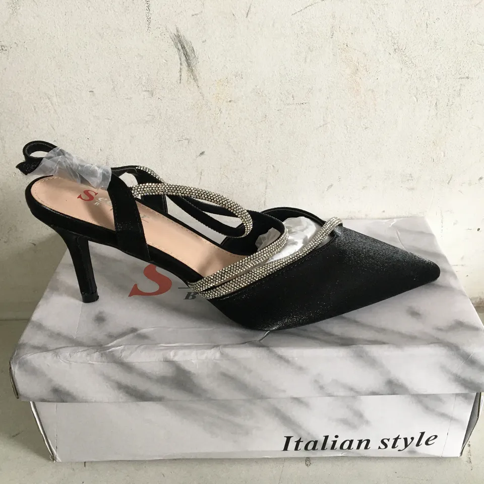 BOXED PAIR OF SIZE 37 SEASTAR ITALIAN STYLE MID HEELS