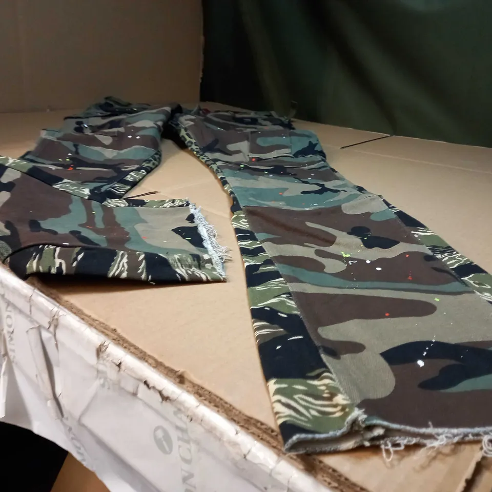 FAVELA STUDIOS CAMO/PAINT SPLATTERED JEANS - SIZE W32