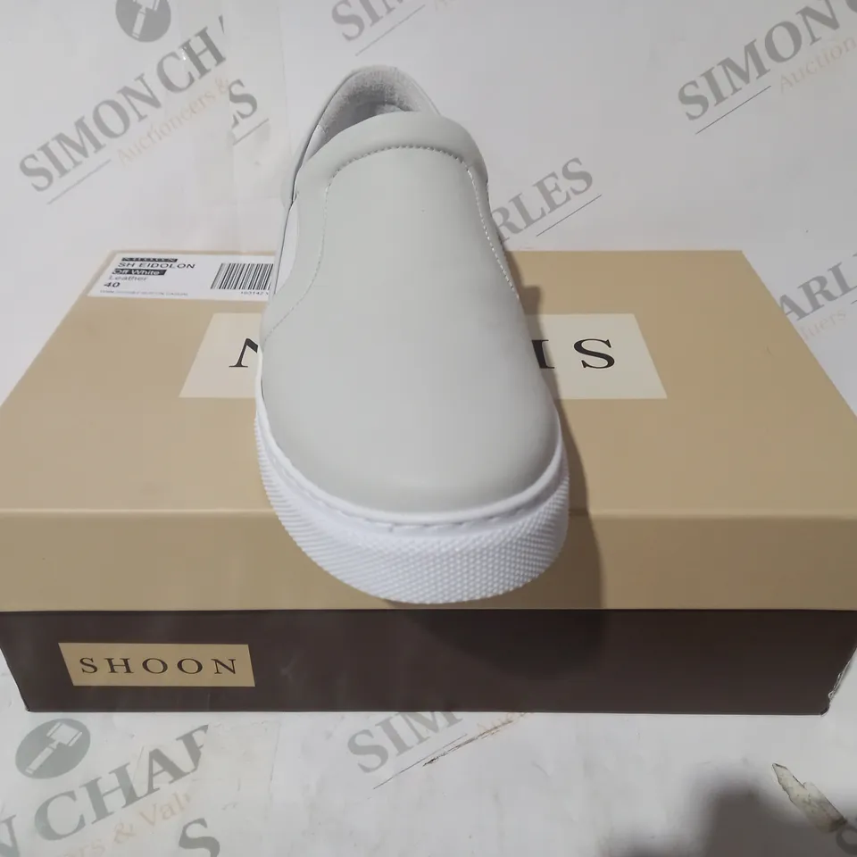 BOXED PAIR OF SHOON EIDOLON TRAINERS IN OFF WHITE SIZE 7