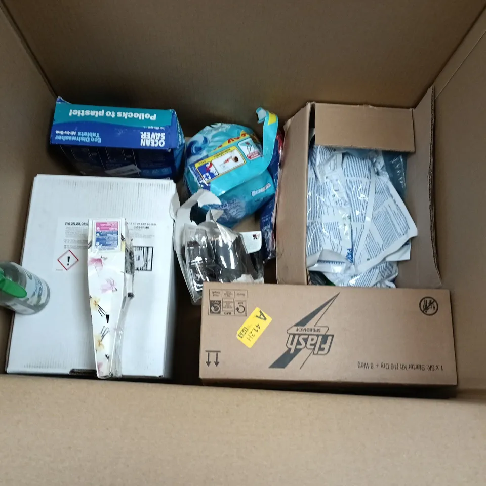 LOT OF APPROXIMATELY 18 ASSORTED HOME CLEANING ITEMS TO INCLUDE FLASH DUST MAGNETS AND SPEED MOP STARTER KITS