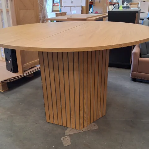 ROUND OAK-EFFECT DINING TABLE