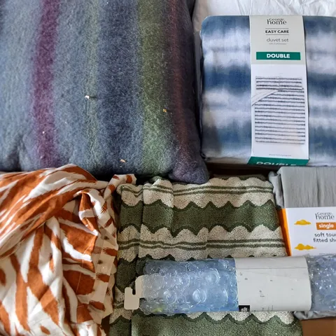 LOT OF APPROXIMATELY 20 ASSORTED BEDDING AND SOFT FURNISHING ITEMS TO INCLUDE BATH MAT, DUVETS AND FILLED CUSHIONS