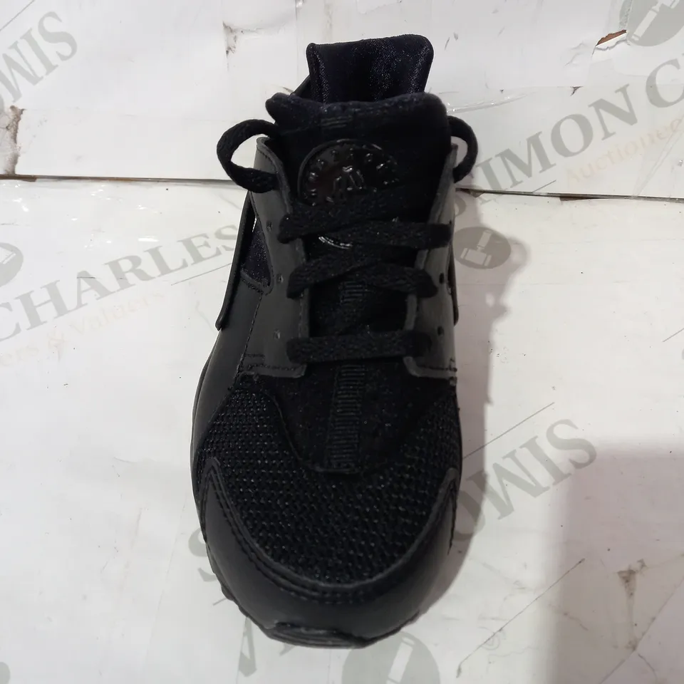 BOXED PAIR OF DESIGNER CHILDREN'S SHOES IN THE STYLE OF NIKE IN BLACK UK SIZE 10.5