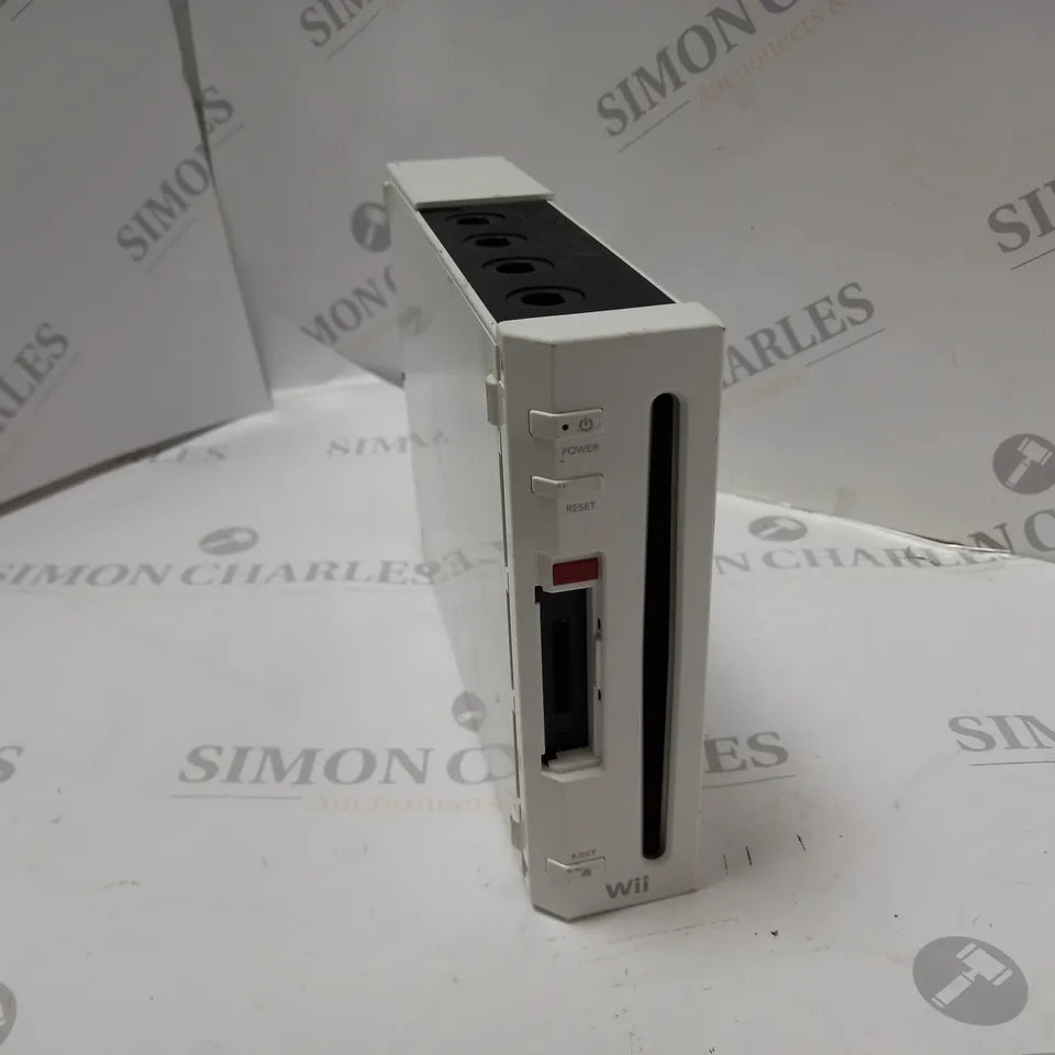NINTENDO WII GAMES CONSOLE IN WHITE